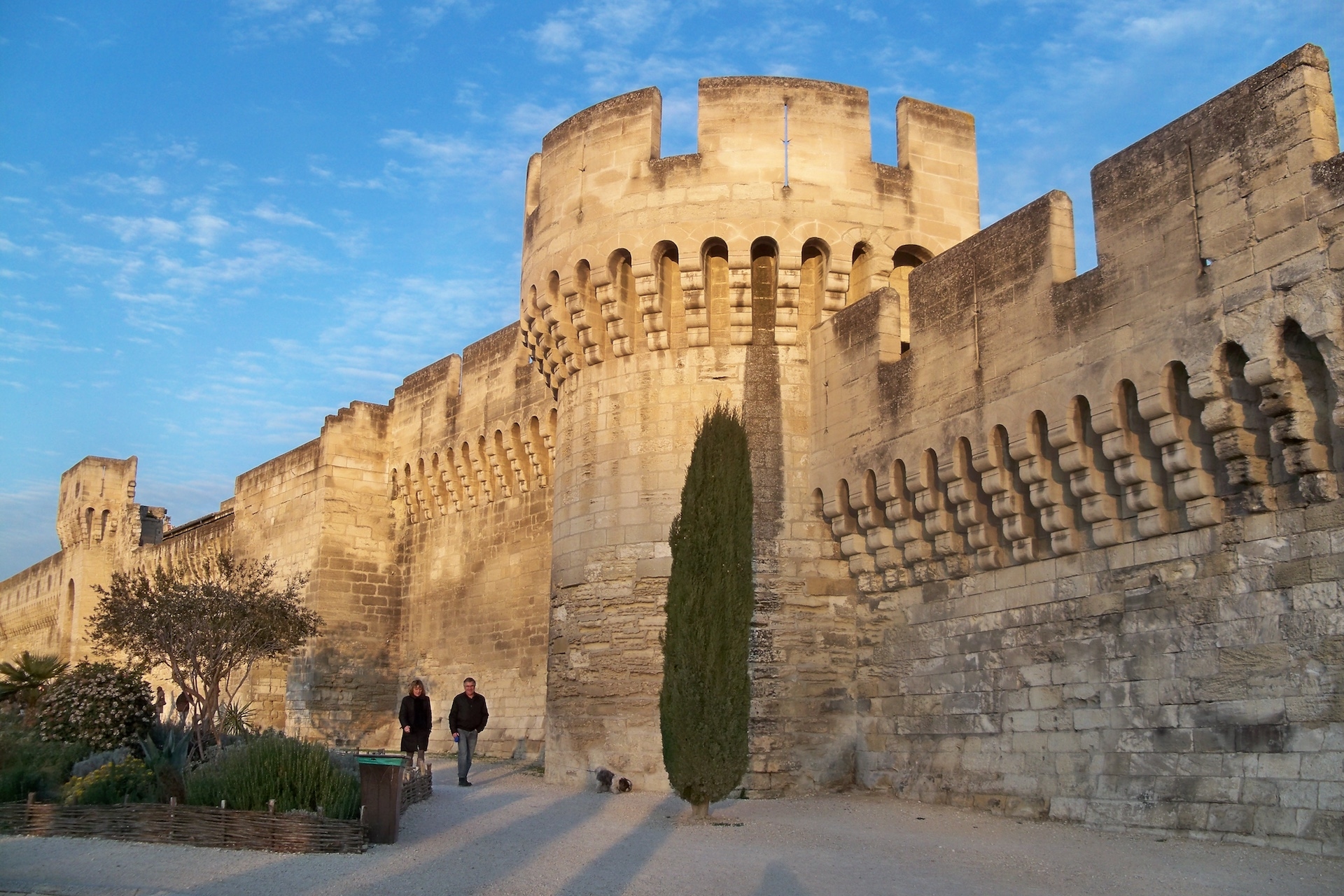 Avignon_curieux banquet-_Remparts