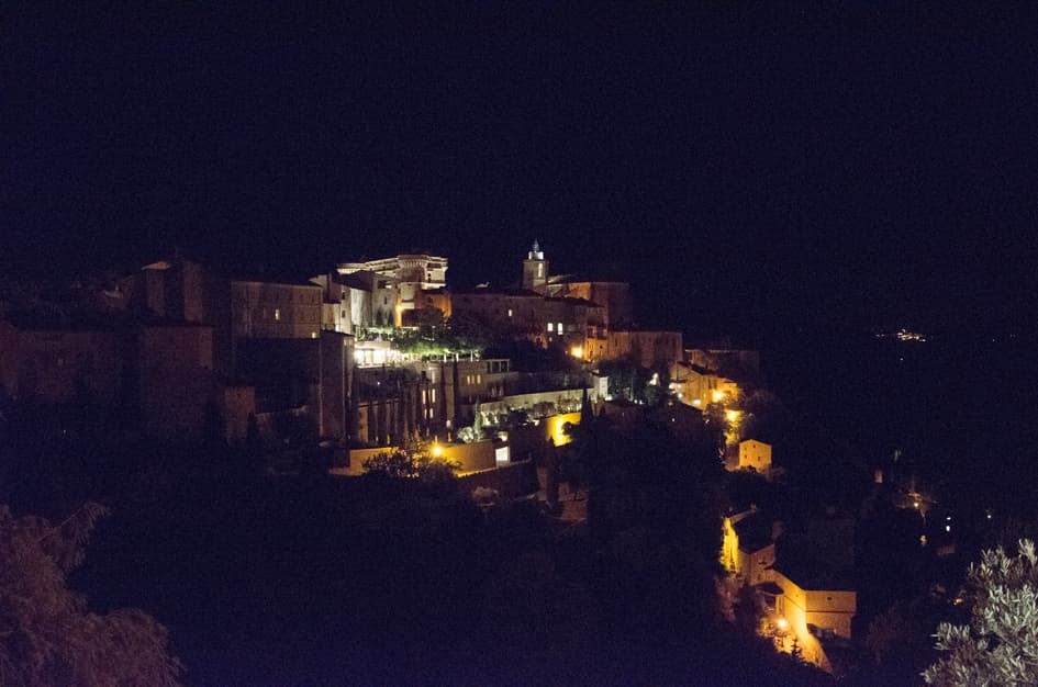 gordes patrimoine en nocturne