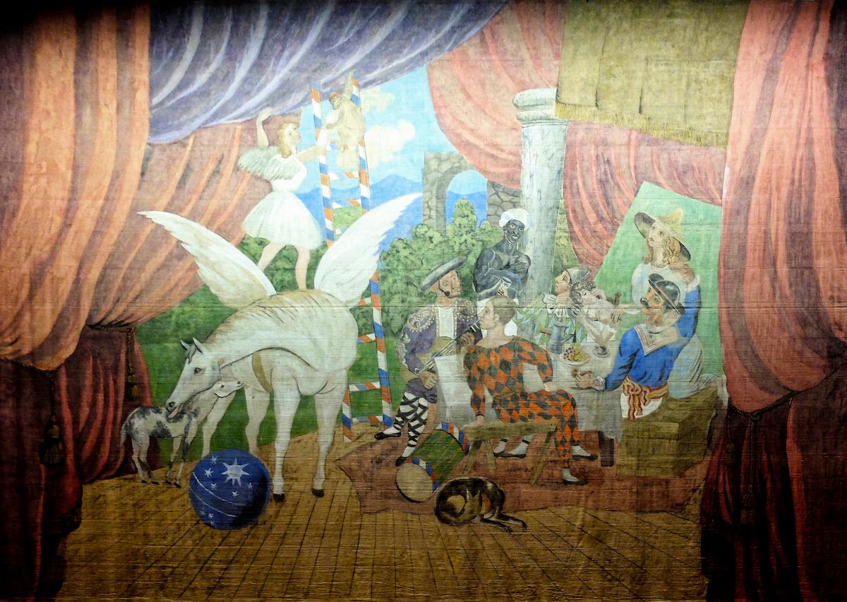 au théâtre du Châtelet où a été exposé la toile-décor du ballet Parade peinte par Picasso, musique de Satie, texte de Cocteau (1917)