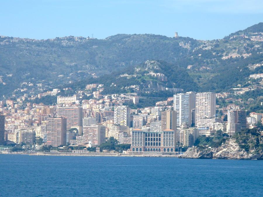 Le Trophée d'Auguste de la Turbie ou Trophée des Alpes surplombant la baie de Monaco