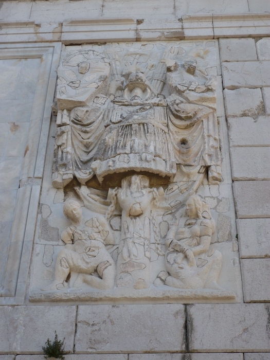 Trophée d'Auguste - Sculptures extérieures