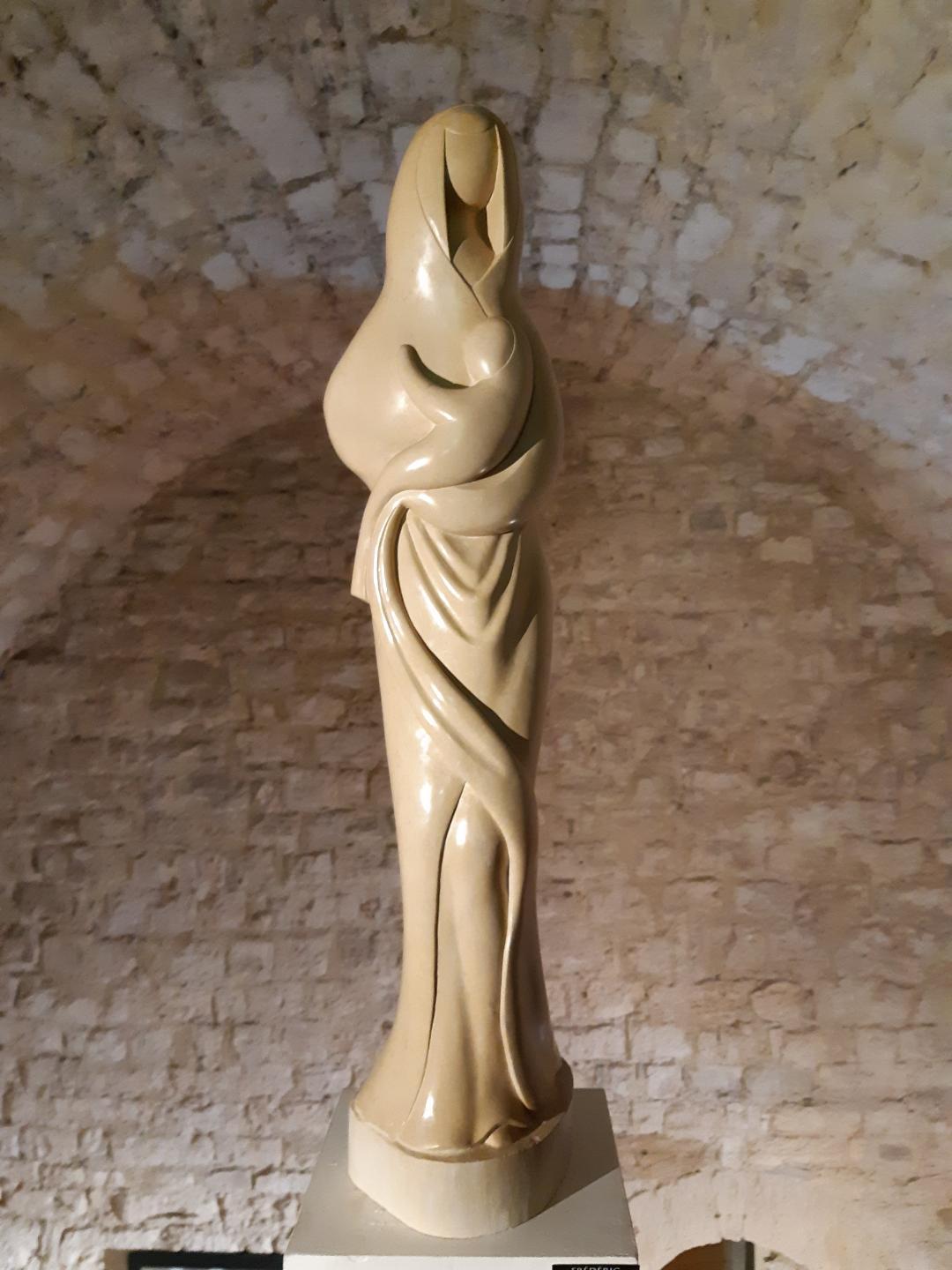 Vierge à l'enfant stylisée, marbre, hauteur 75cm exposee actuellement a la Galerie La Tour de Guet @Fédérico Fourment