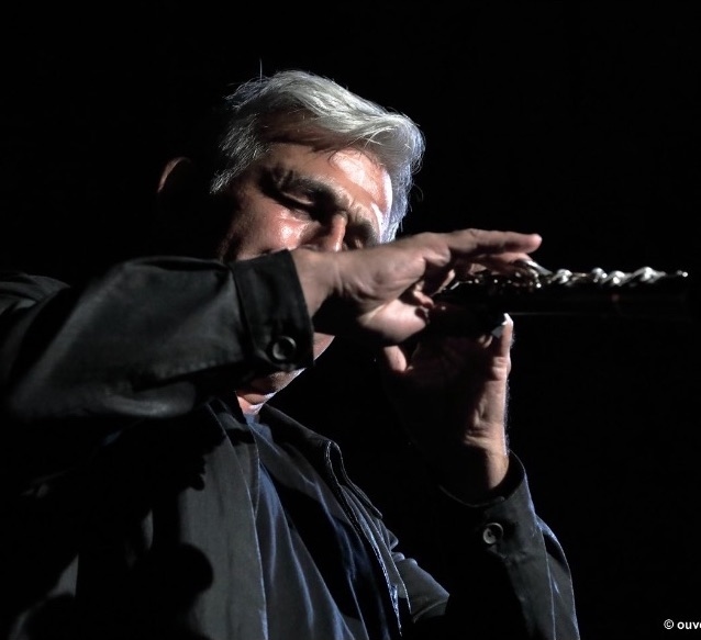 Patrice Barsey jouant du hautbois