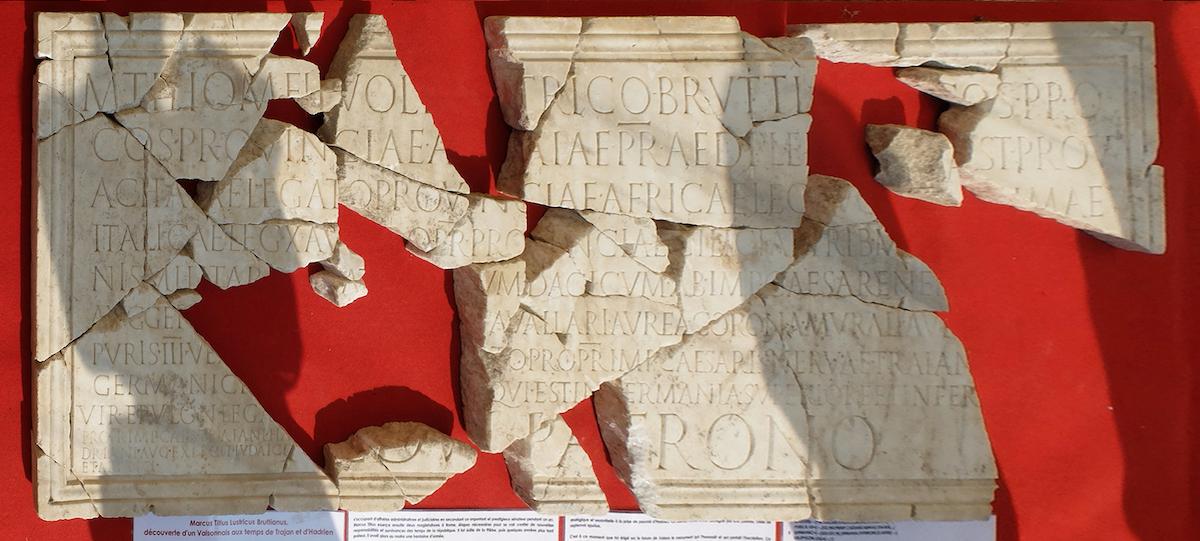 Forum de Vaison-la-Romaine Inscription de Marcus Titius Lustricus Bruttianus_AA
