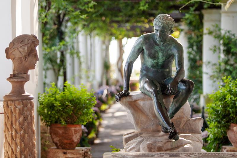Statue Mercure livre Capri l eternelle ©Umberto D'Aniello