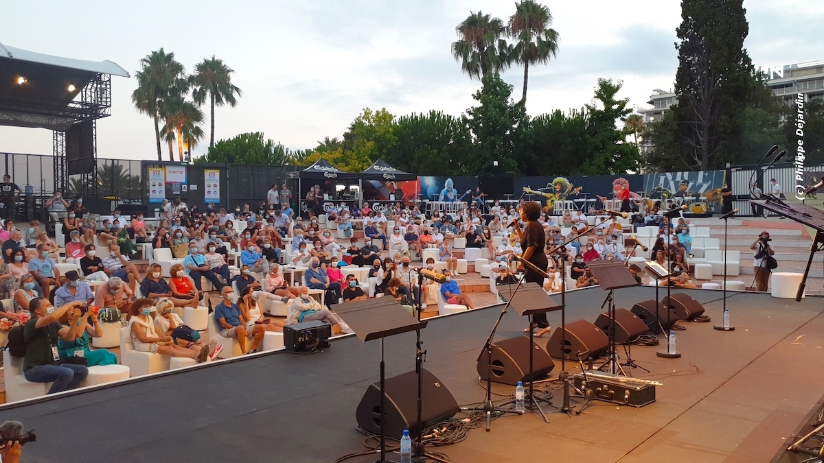 Festival de jazz comme dans un salon theatre de verdureNice Jazz Summer Sessions