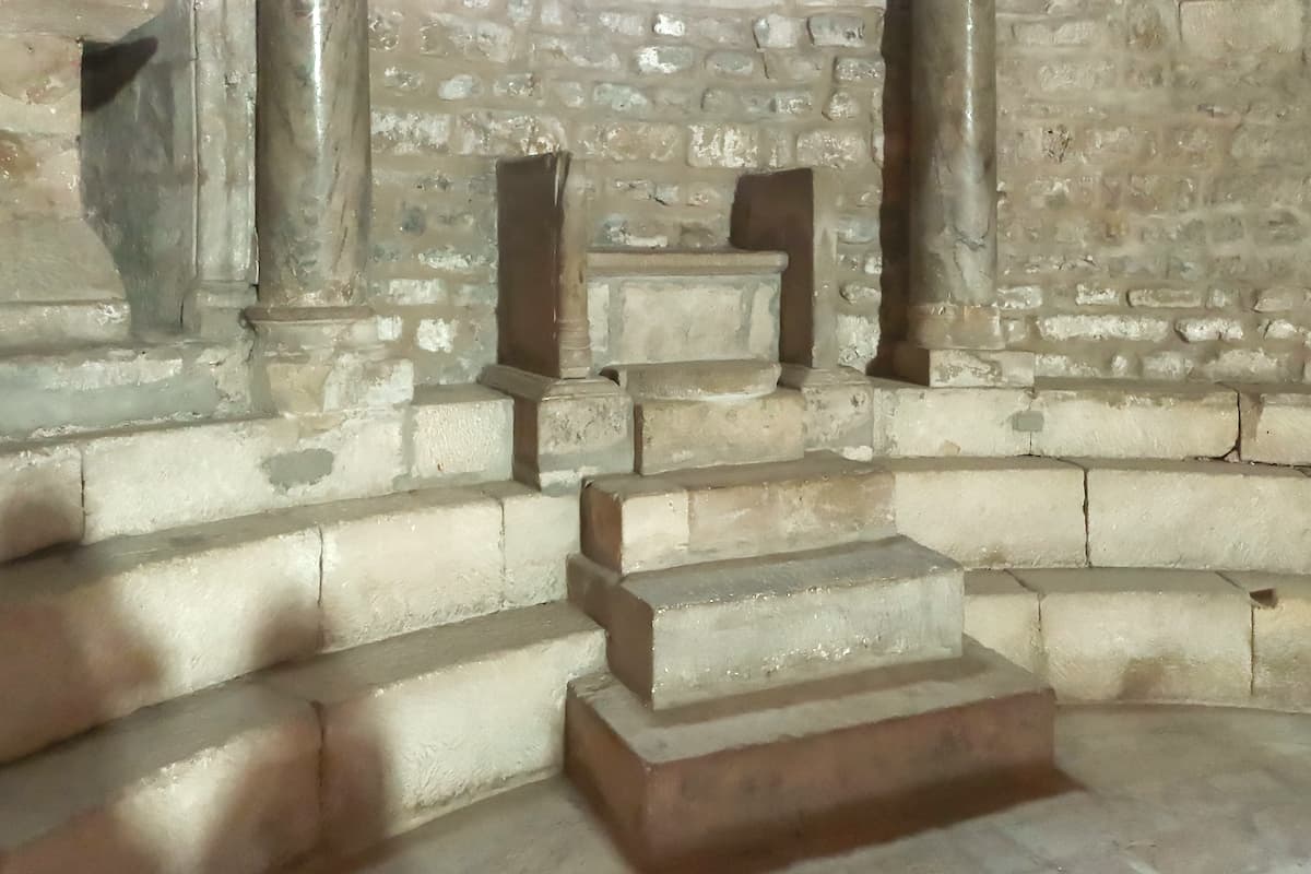 Le fauteuil épiscopal en pierre Cathedrale Notre Dame de Nazareth ©AA
