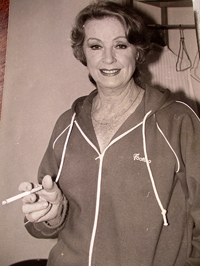 danielle darrieux actrice monaco portrait cigarette