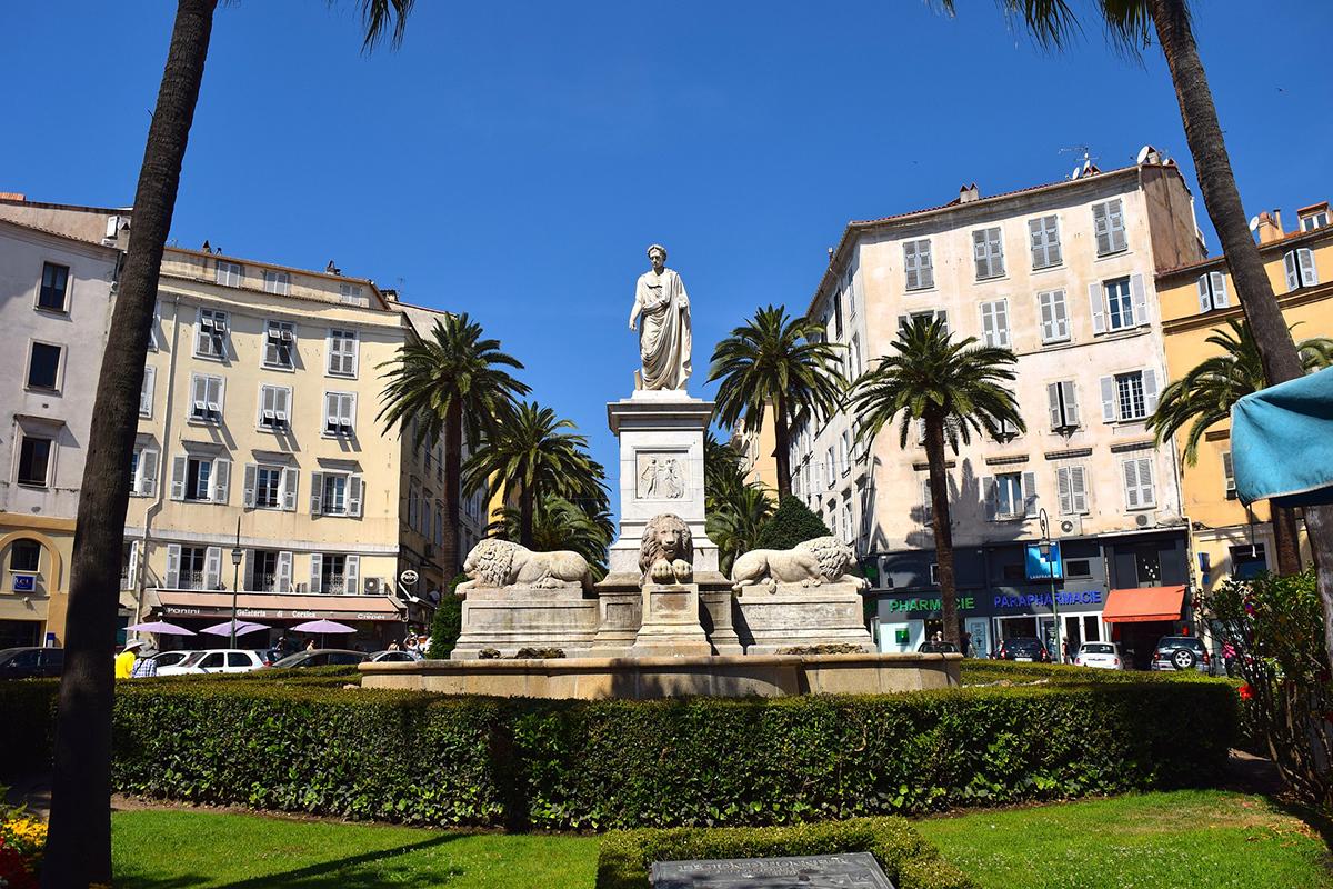 statue napoleon bonaparte ville ajaccio