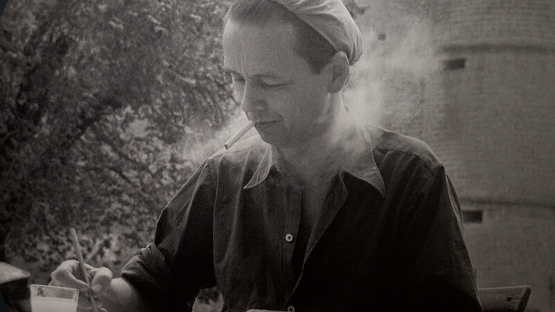 Victor Vasarely devant le chateau de Gordes