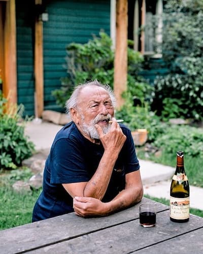 Analyse Seule la terre est eternelleJim Harrison dans son chalet