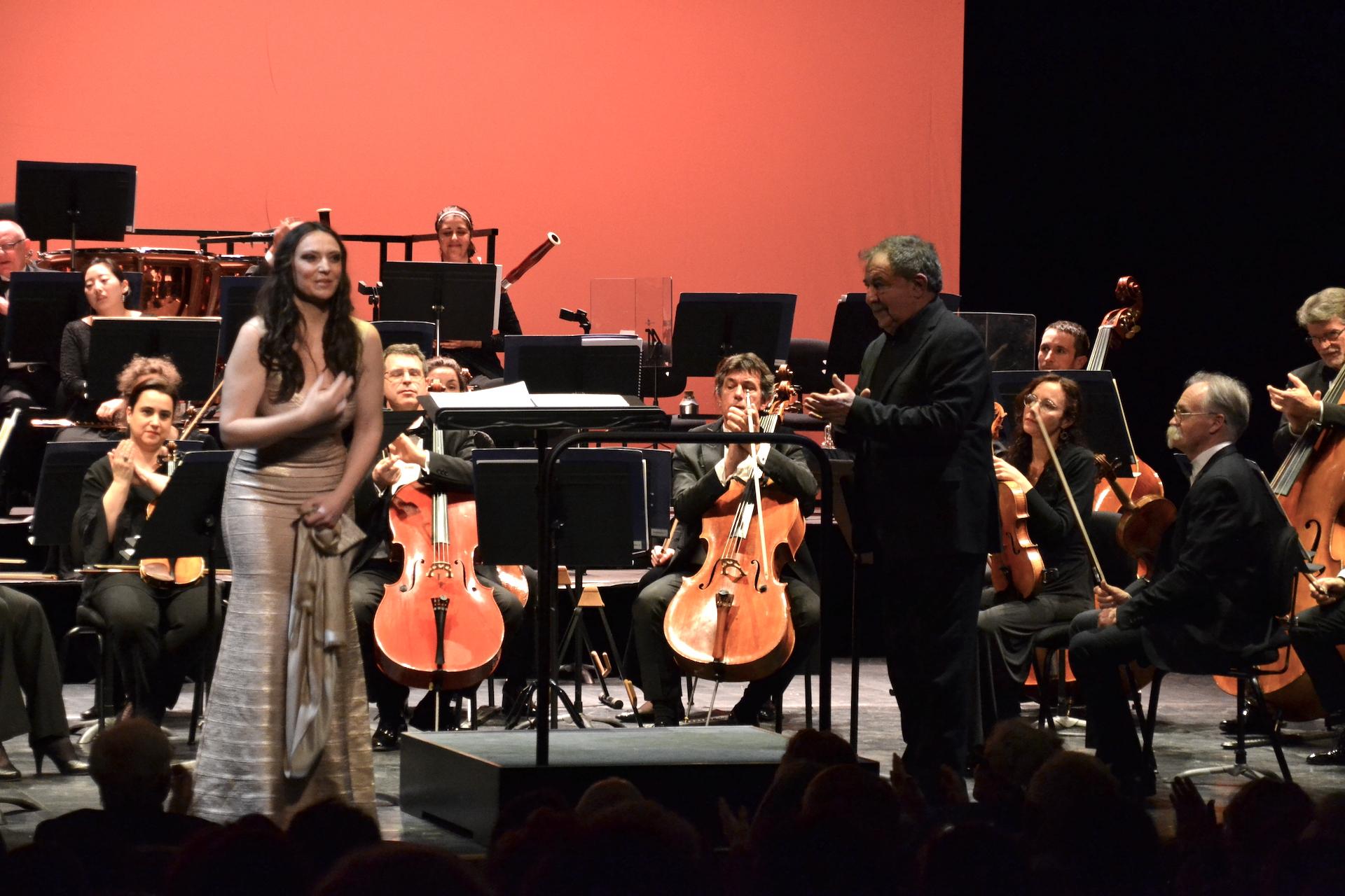 la mezzo-soprano Aude Extrémo et le chef d'orchestre et pianiste jean-François Heisser avec l'orchestre national Avignon Provece