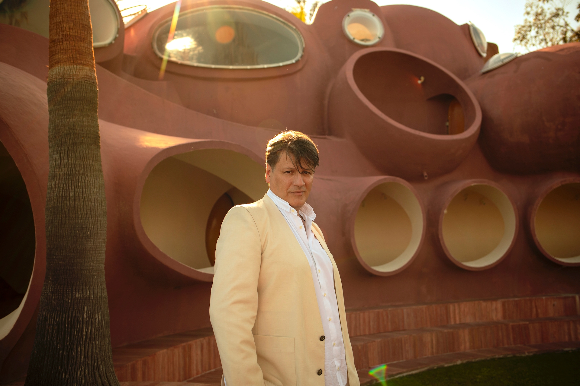 Rodrigo Basilicati Cardin, neveu de Pierre Cardin devant le Palais Bulles