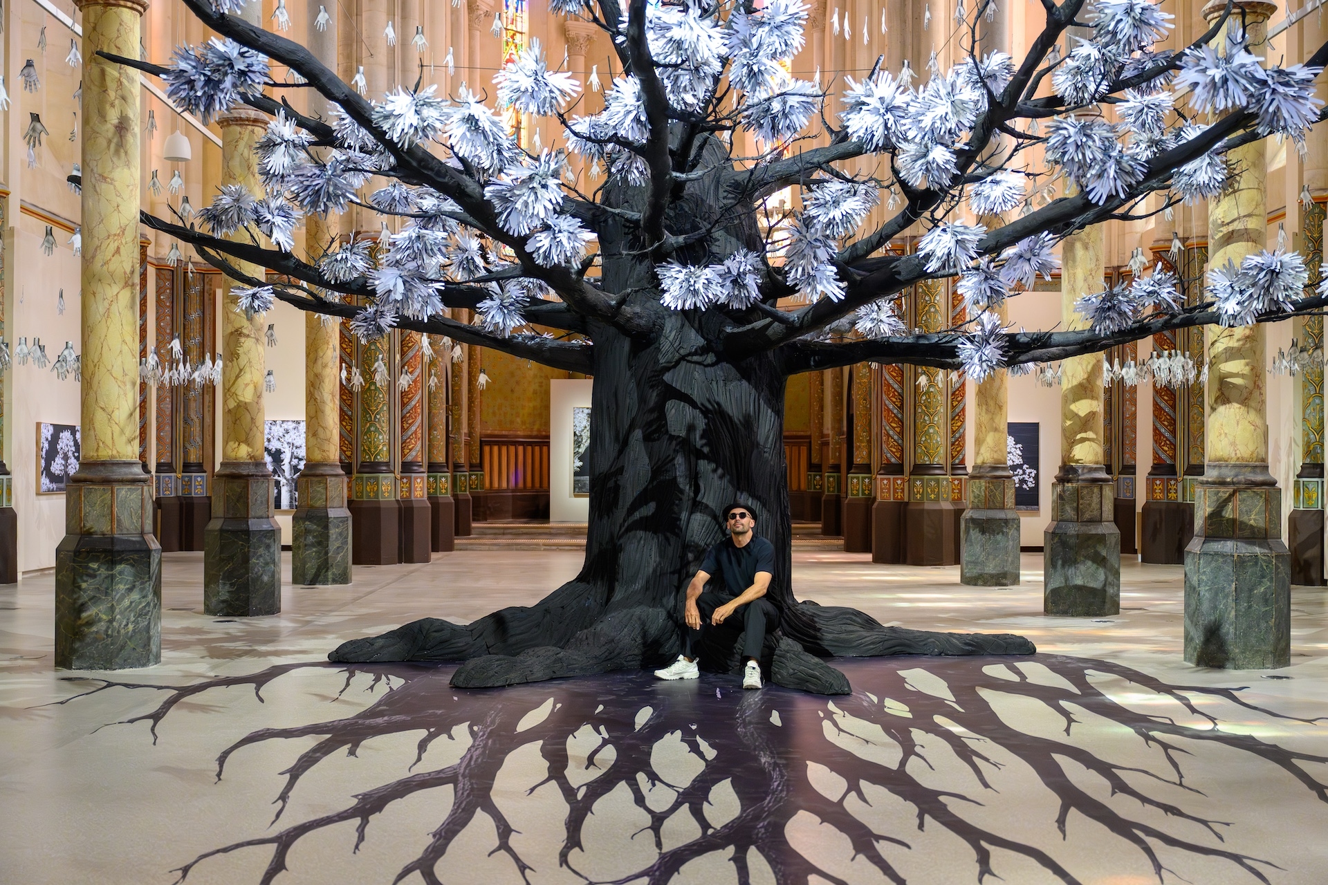 Exposition JR arbre a mille mains