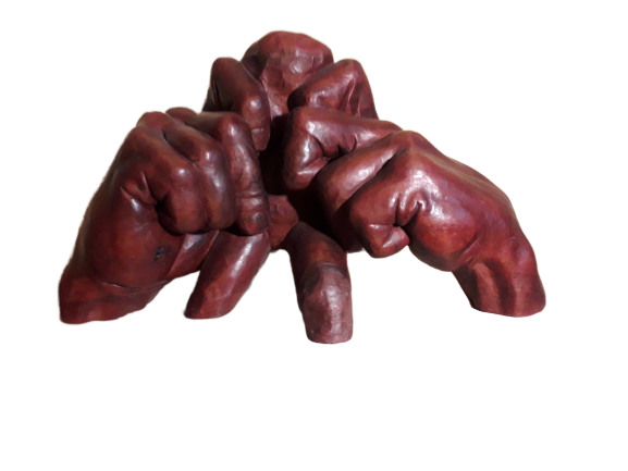 Sculpture d'une femme sans tête tenue pas les mains de Dieu ©Fédérico Fourment