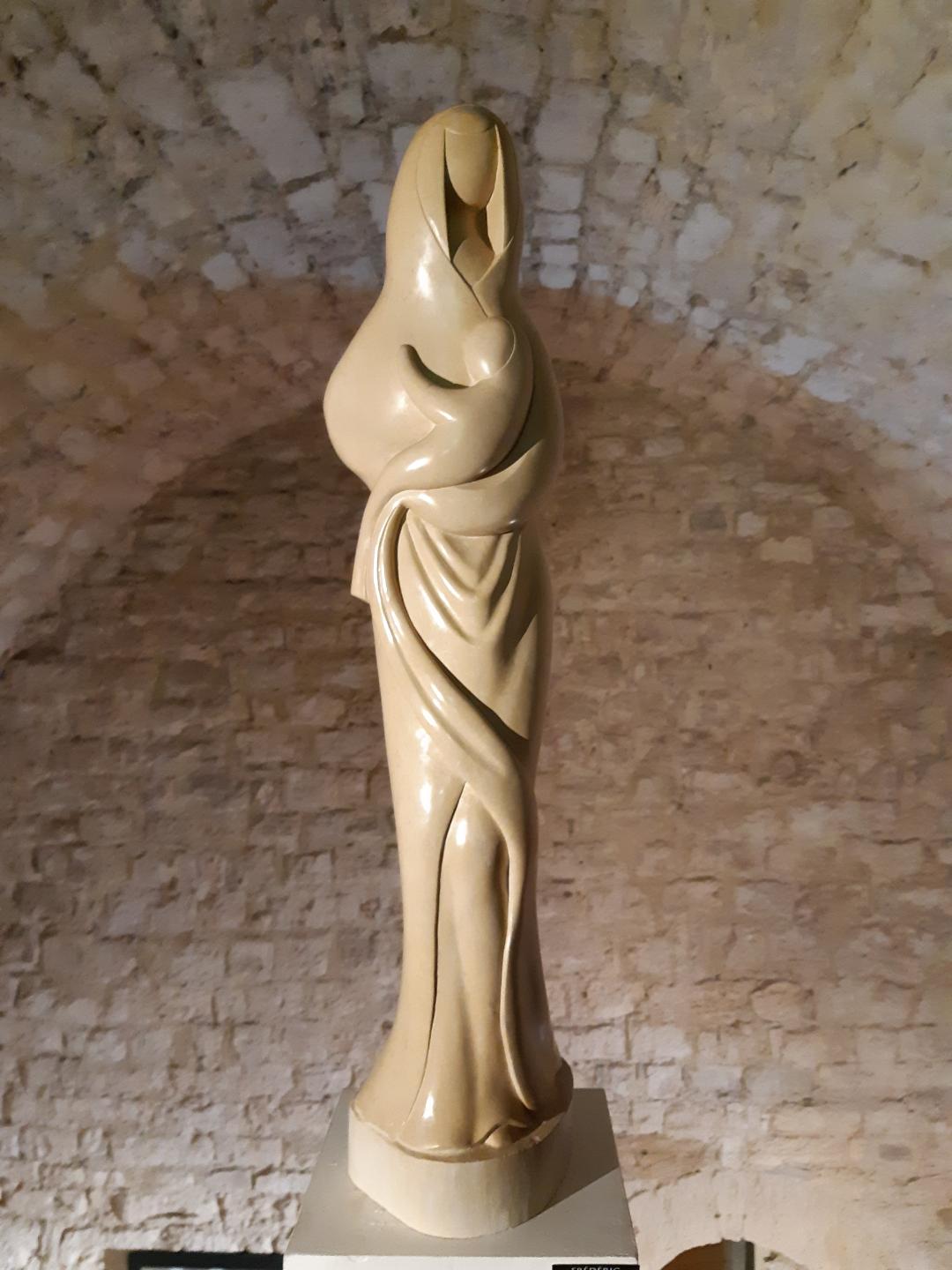 Vierge à l'enfant stylisée, marbre, hauteur 75cm exposee actuellement a la Galerie La Tour de Guet @Fédérico Fourment