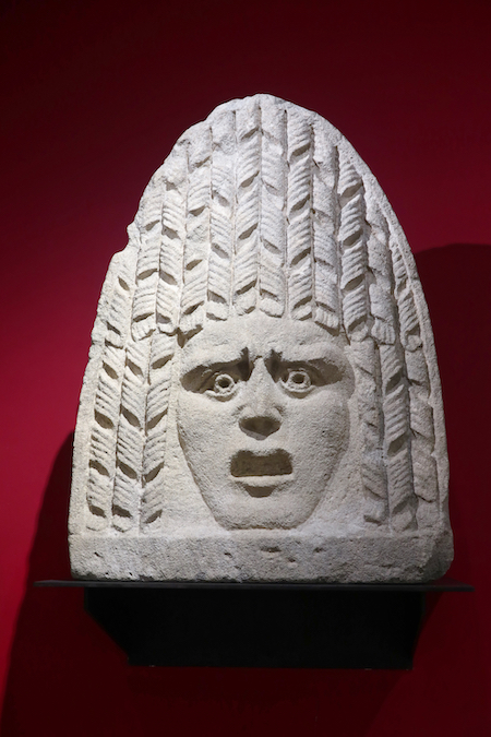 Masque funeraire tragique ©AA