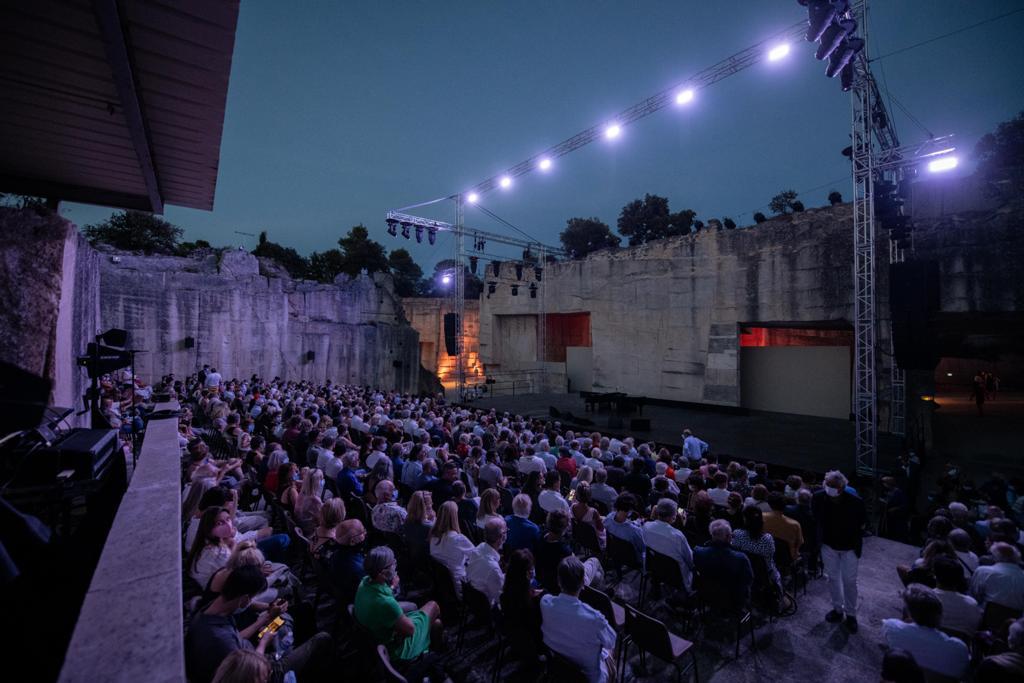 Public Festival de Lacoste dans les carrieres - Spectacle Gerard depardieu chante Barbara