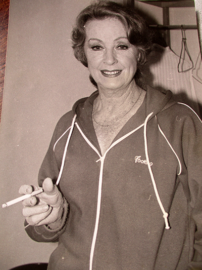 danielle darrieux actrice monaco portrait cigarette