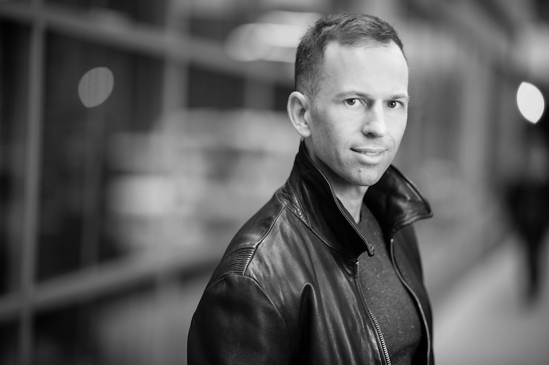 Victor Dixen écrivain auteur la cour des miracles éditions Robert Laffont