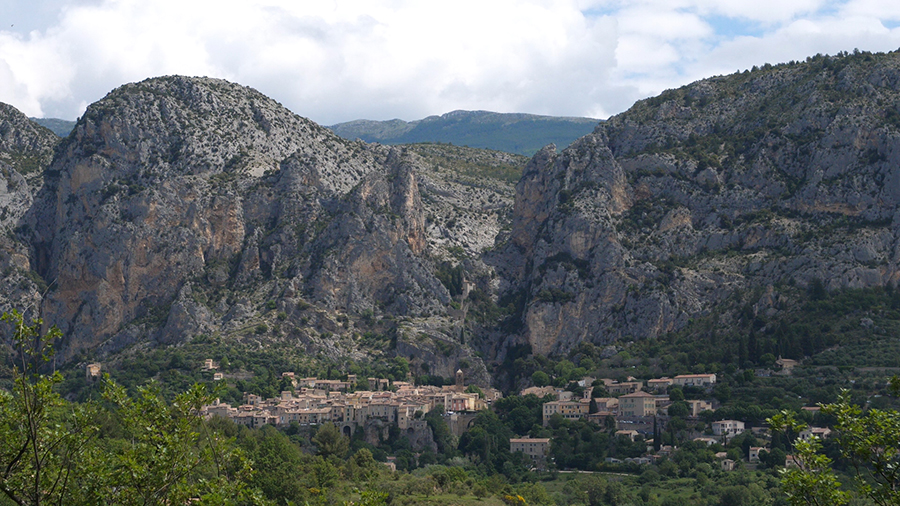moustiers sainte marie village faïence exposition sculptures monumentales