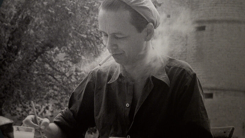 Victor Vasarely devant le chateau de Gordes