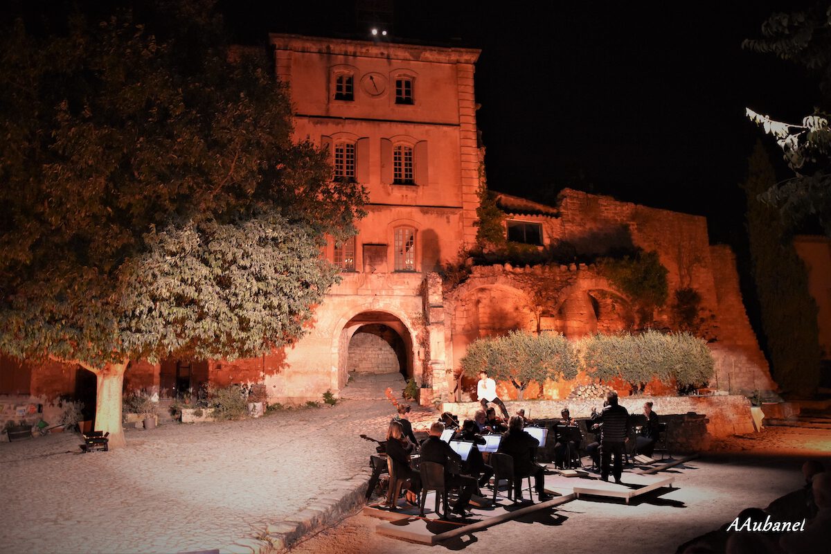 Les concerts au coucher de soleil Oppede le vieux place du village