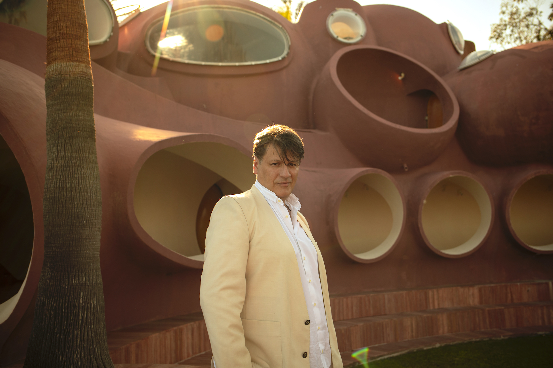 Rodrigo Basilicati Cardin, neveu de Pierre Cardin devant le Palais Bulles