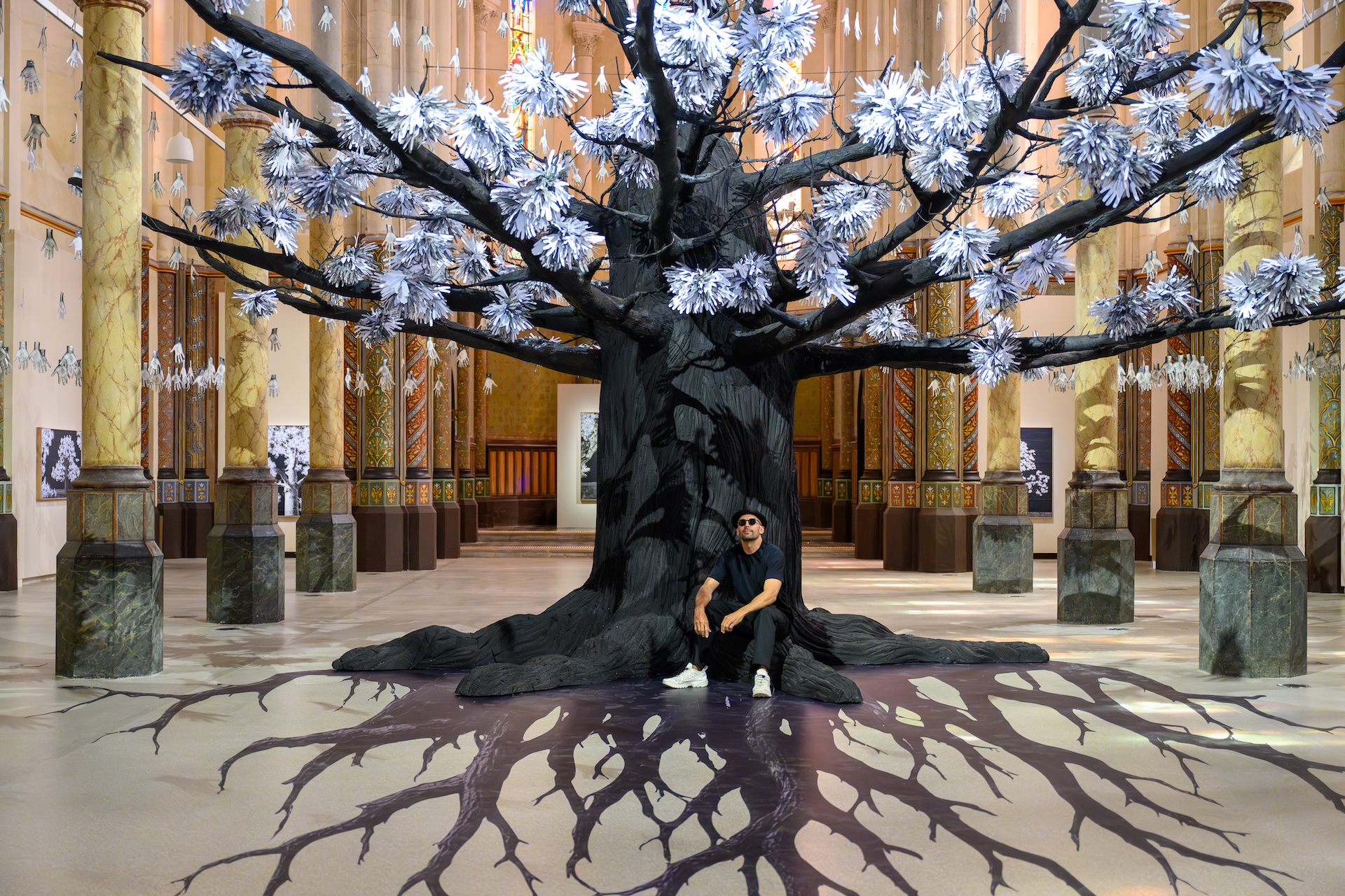 Exposition JR arbre a mille mains