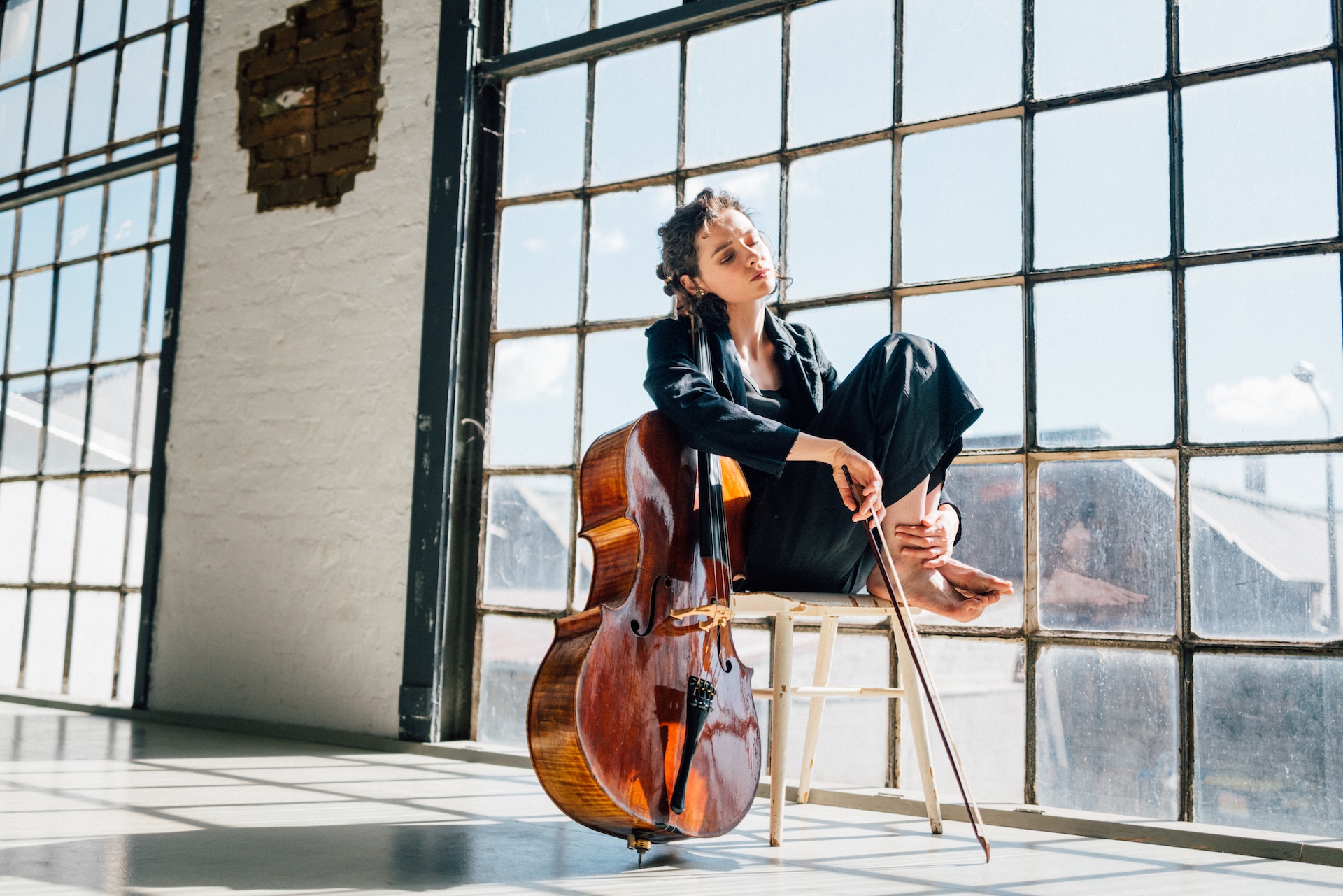 Jeune violoncelliste russe, Anastasia Kobekina propose les Suites de Bach