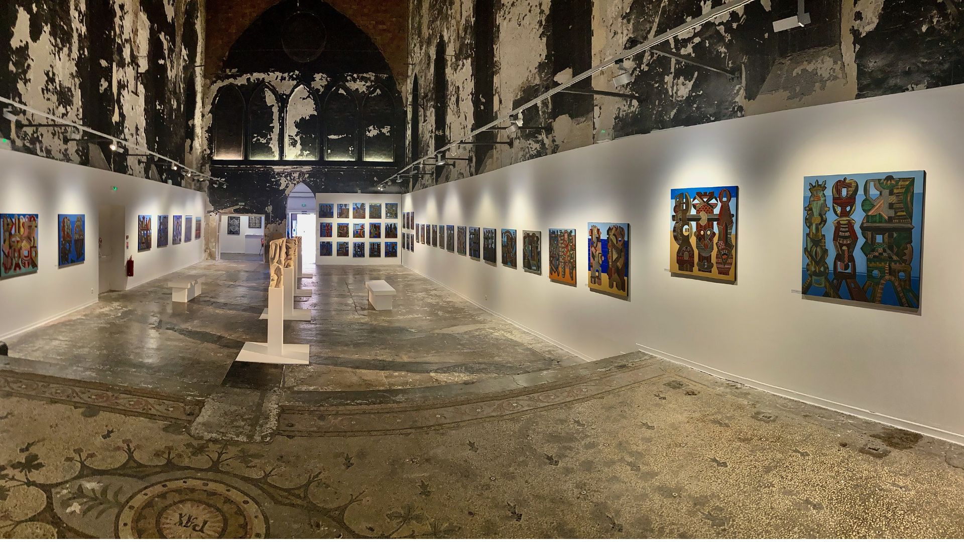 Salle principale de l'exposition Christophe Vilar à la Chapelle du Quartier Haut, Sète 2026