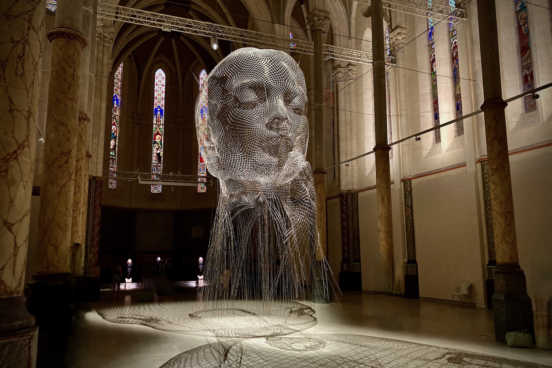 Visage monumental en tiges d'acier de Jaume Plensa suspendu sous les voûtes du Carré Sainte-Anne, Exposition gratuite Montpellier 2026