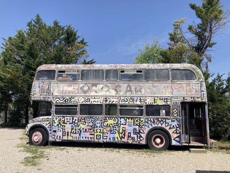 Bus londonien double-decker entièrement peint de motifs street art par Speedy Graphito, œuvre monumentale en plein air du musée Parcelle473 Montpellier