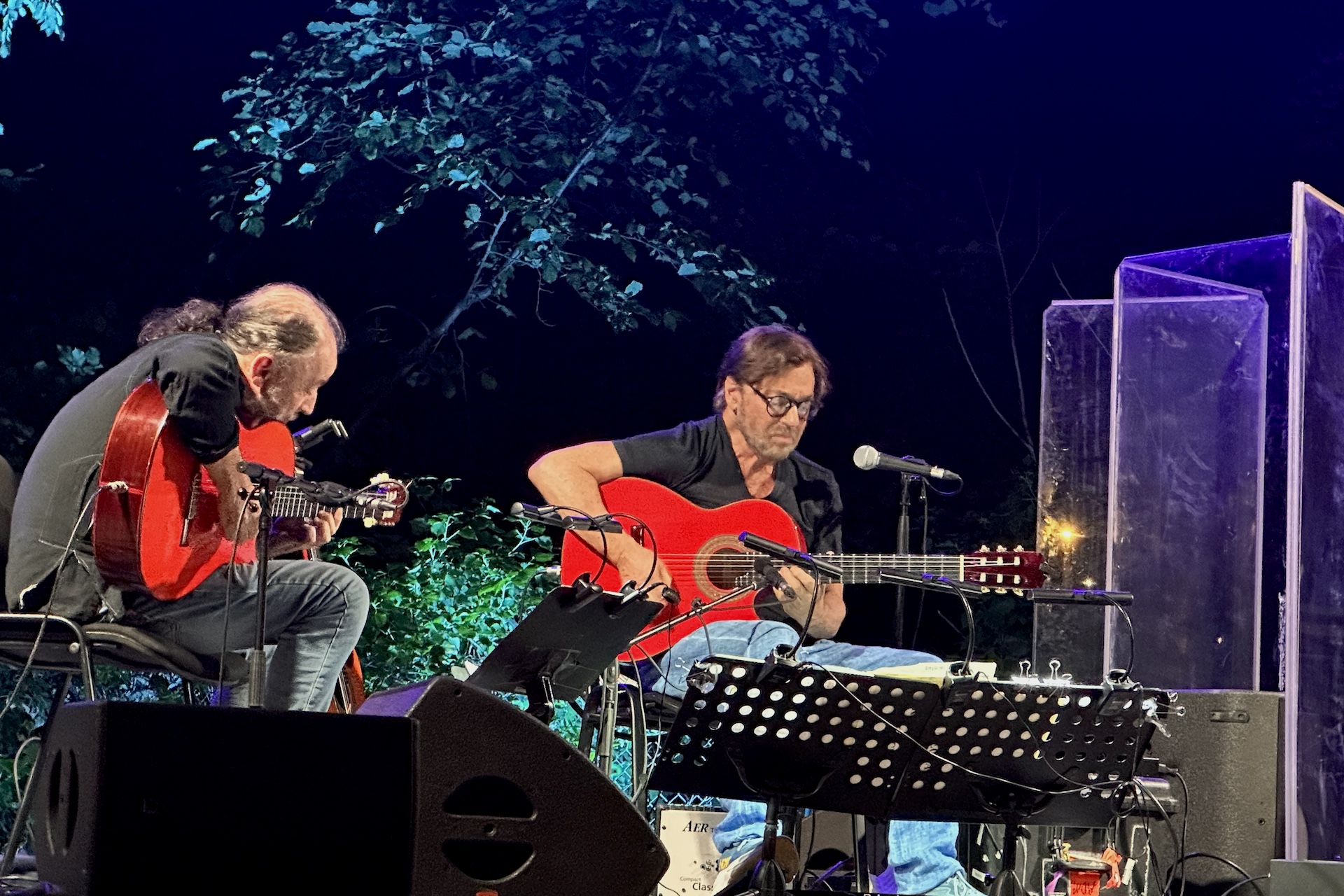 Al Di Meola à la guitare acoustique rouge, concert au Charlie Jazz Festival 2026, domaine de Fontblanche, Vitrolles