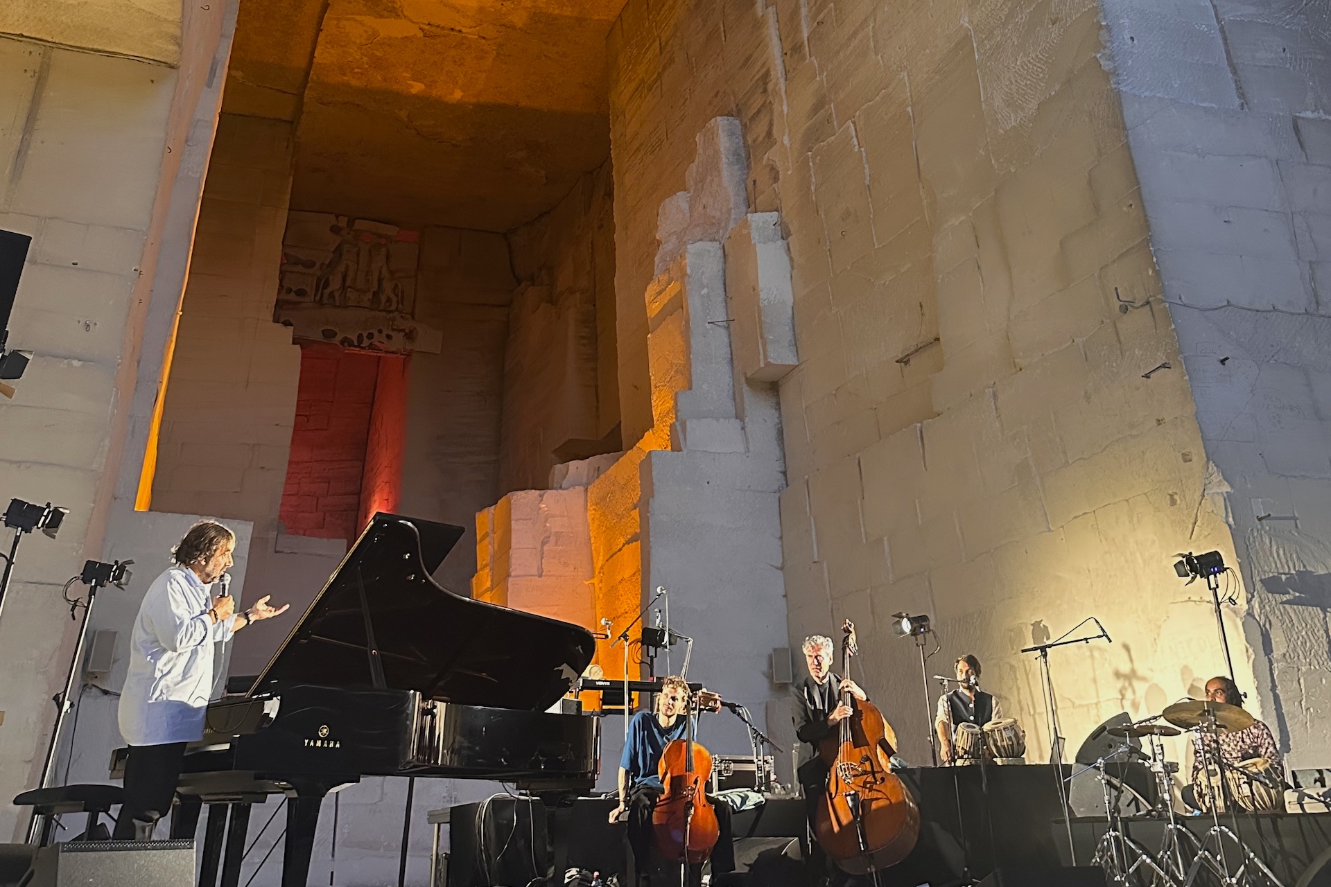 André Manoukian au piano - concert La Sultane - Carrières des Lumières - Baux-de-Provence - 2026