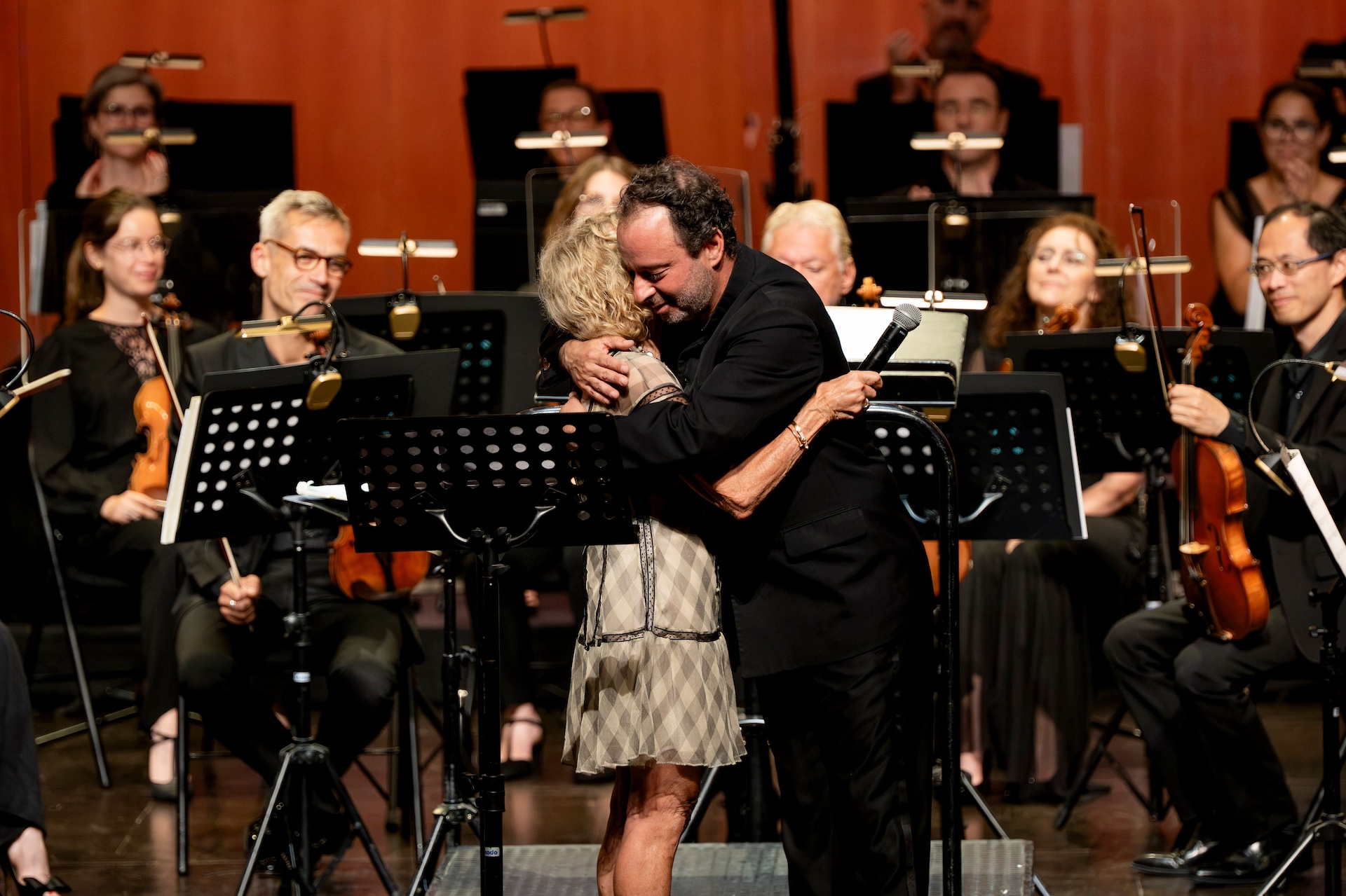 Benjamin Lévy embrassant la présidente Anny Courtade lors de son concert d'adieu, Orchestre national de Cannes
