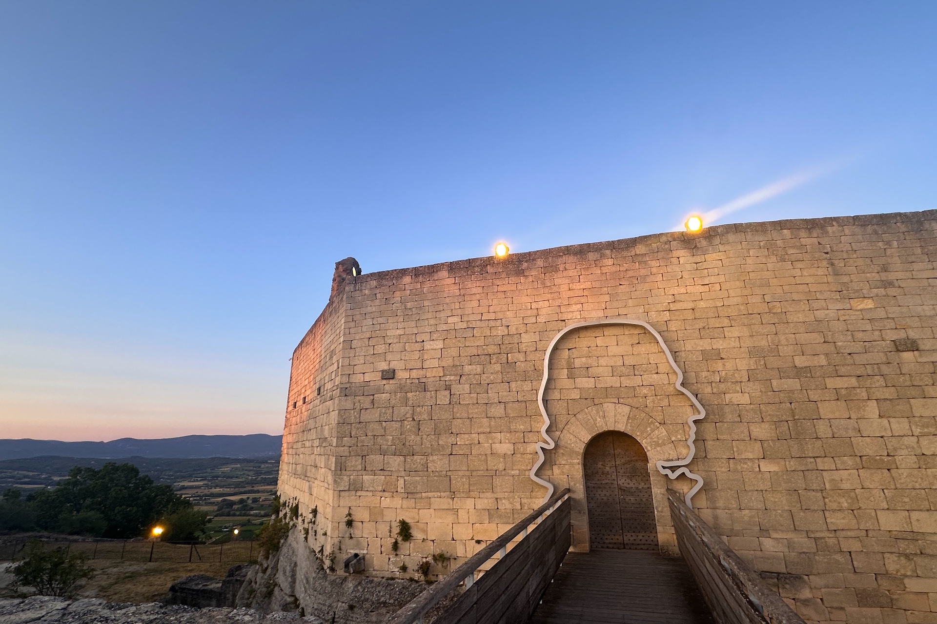 Chateau-marquis-de-sade-lacoste-exposition-prix-cardin-beaux-arts-2026