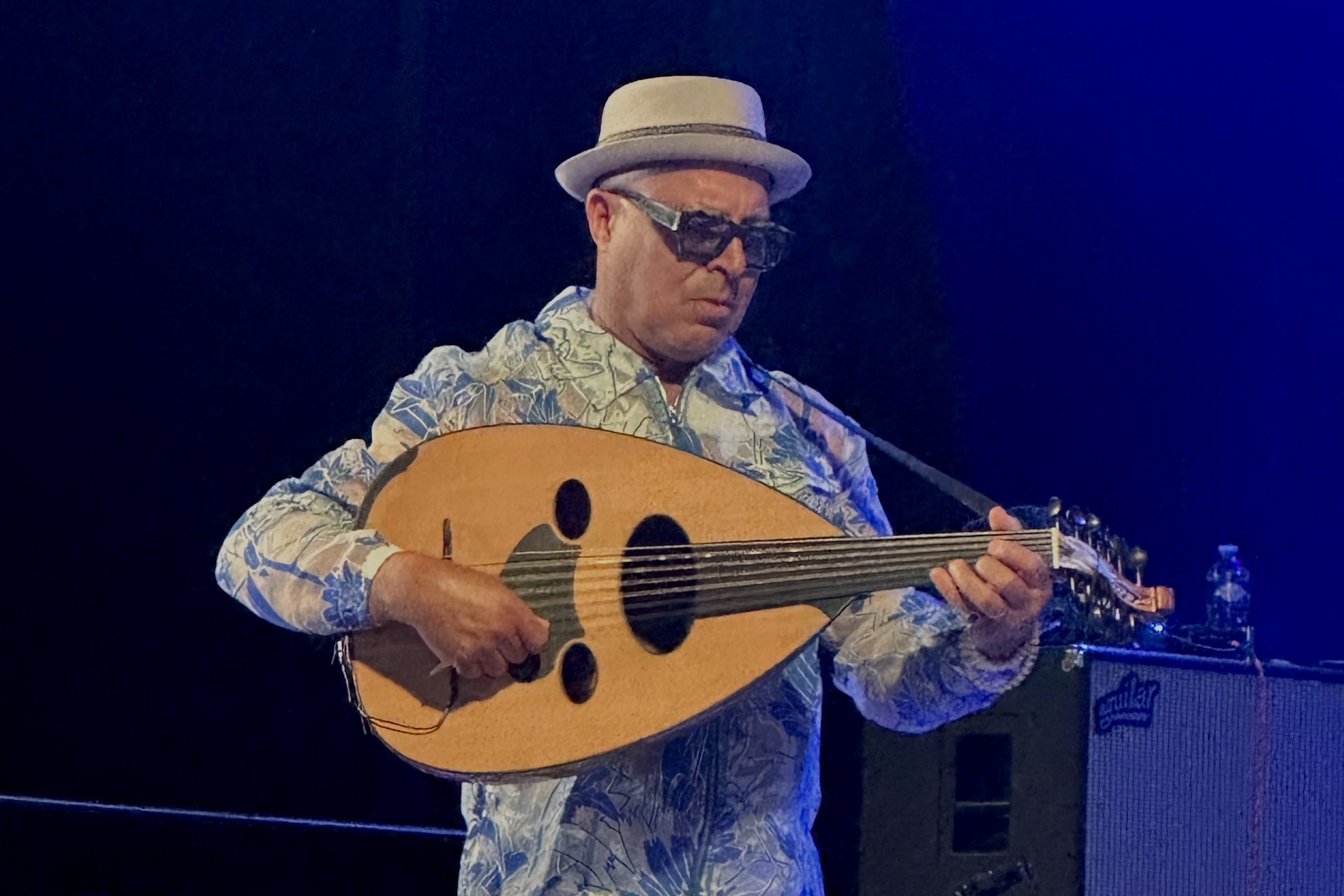 Dhafer Youssef jouant de l'oud en concert au Charlie Jazz Festival 2026, domaine de Fontblanche, Vitrolles