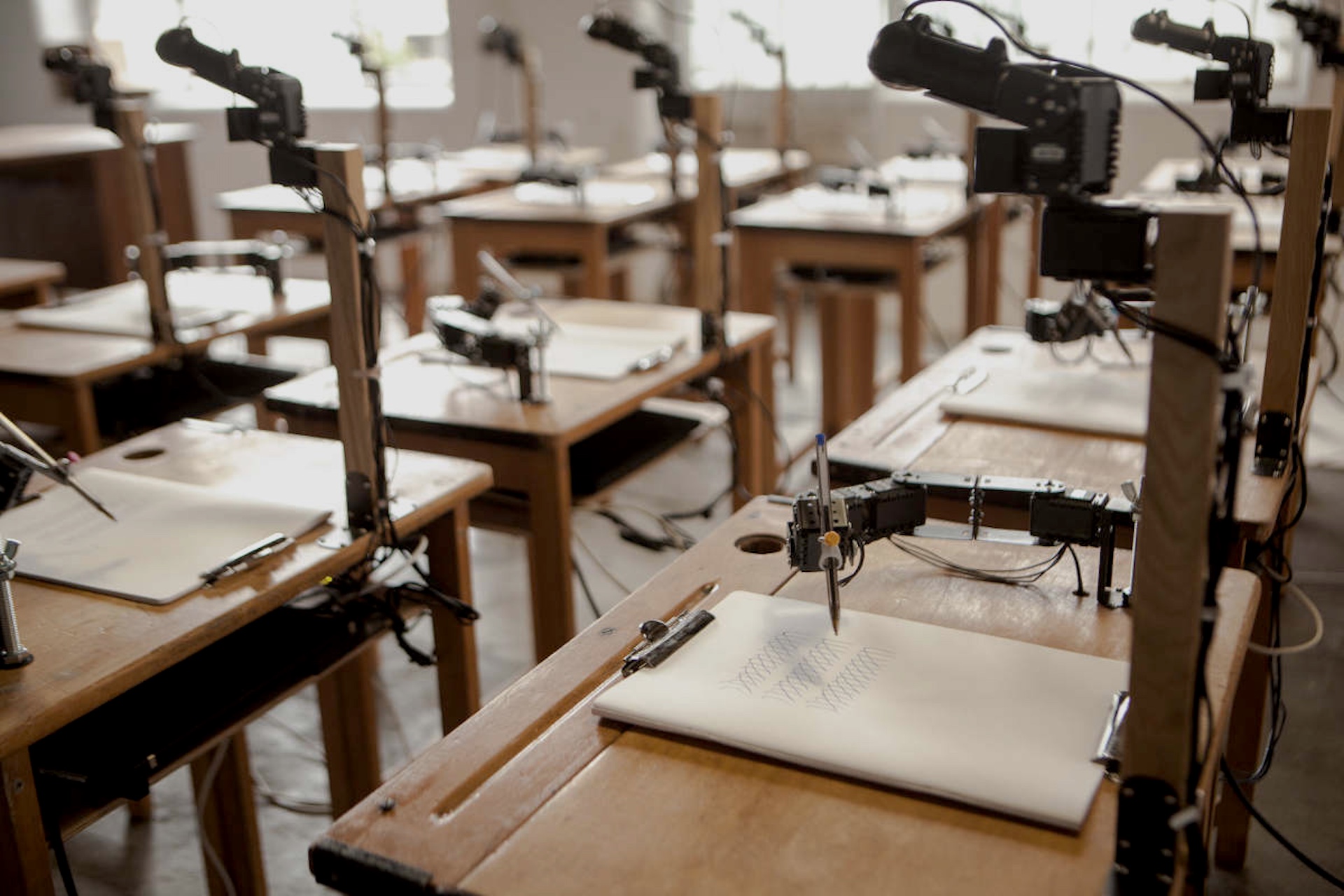 Patrick Tresset, bras robots dans une salle de classe, La Classe Human Study, Grenier à Sel Avignon 2026