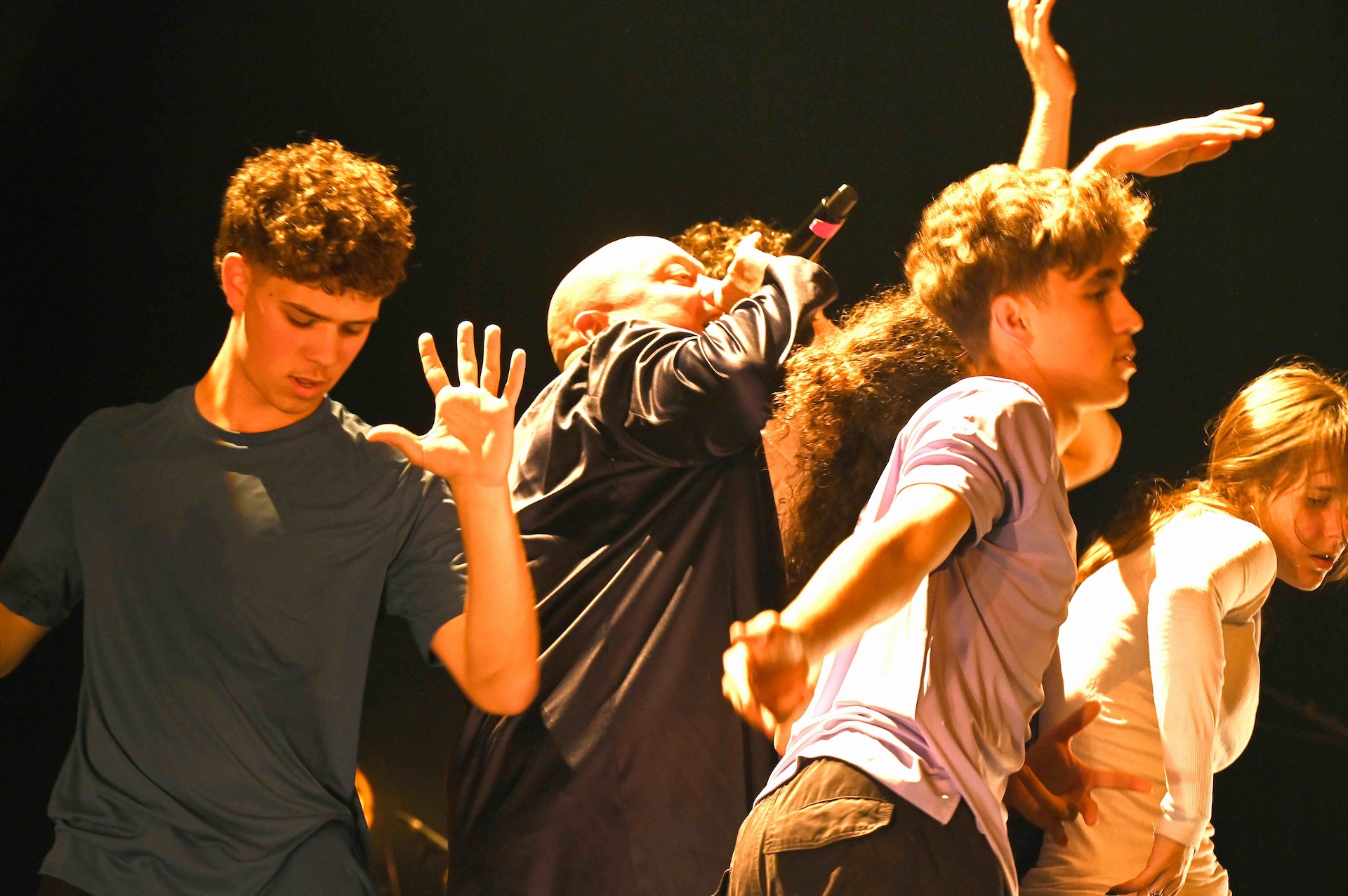 Lionel Damei en scène avec ses danseurs, spectacle Les Ailes en Chiffons, Off d'Avignon 2026