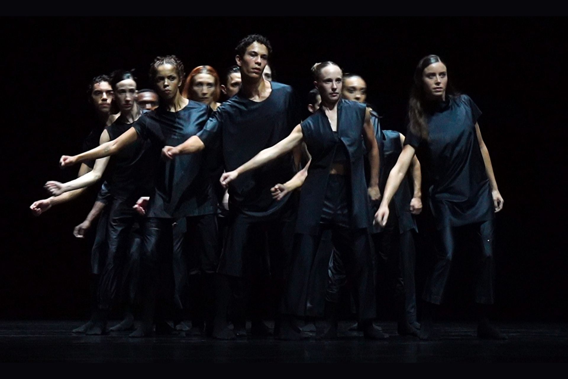 Danseurs de l'Opéra de Lyon dans Mycélium de Christos Papadopoulos, avis