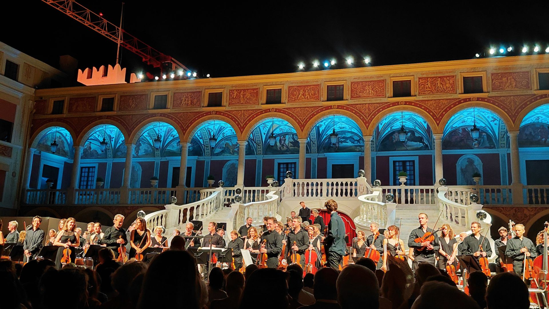 Orchestre Philharmonique de Monte-Carlo, saluant le public en Cour d'honneur du Palais Princier de Monaco, juillet 2026