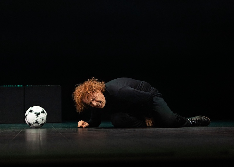 William Mesguich dans Être ou ne pas être, allongé face à un ballon de football, Festival d'Avignon 2026