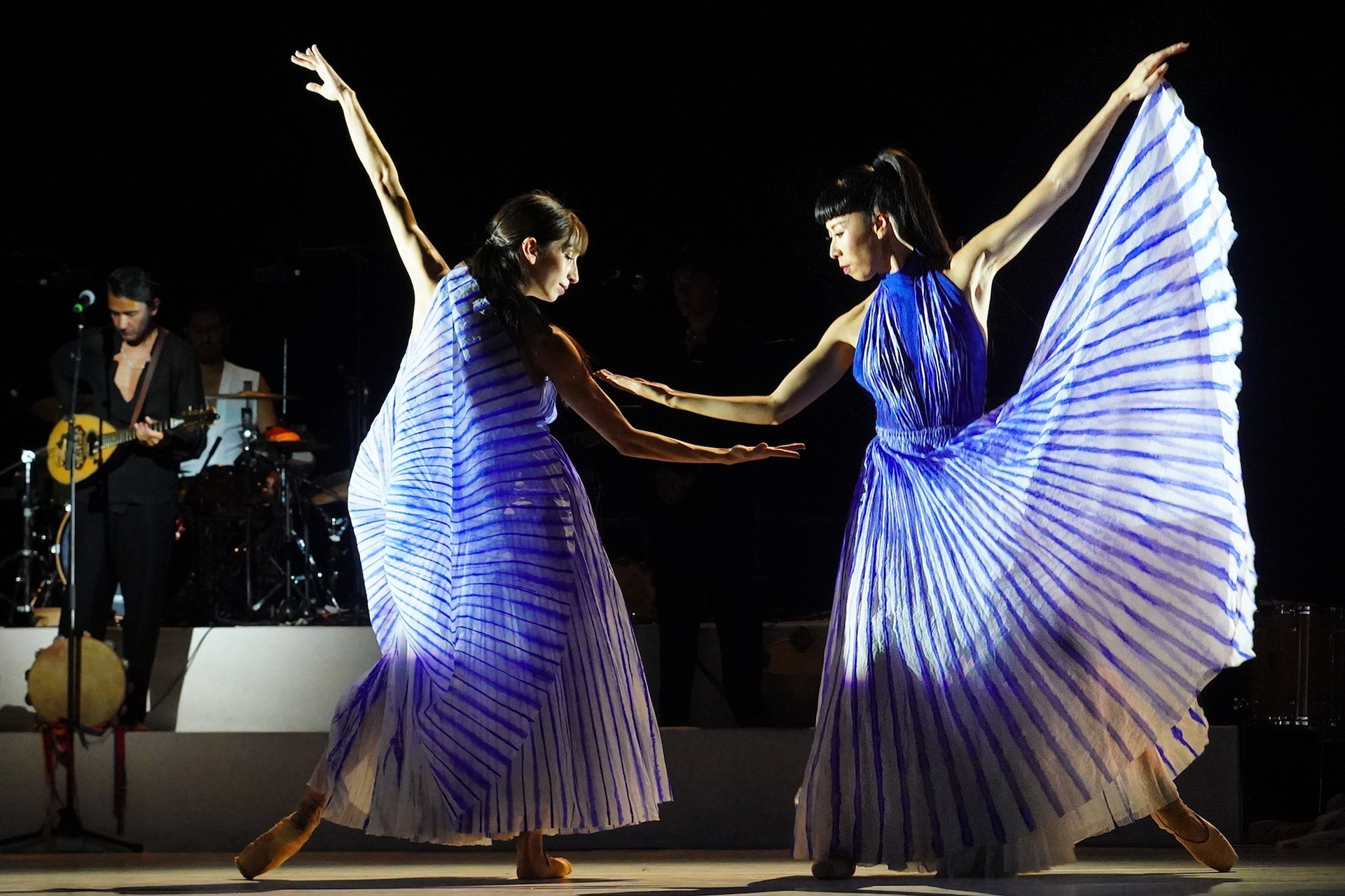 Danseuses en longues robes bleues dans Core Meu des Ballets de Monte-Carlo, chorégraphie Jean-Christophe Maillot, Vaison Danses 2026