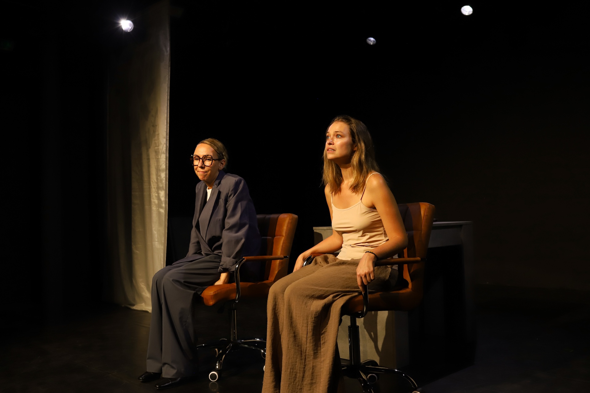 Melanie Bouexiere et Elara Le Floch, face-à-face dans Contractions, Avignon 2026