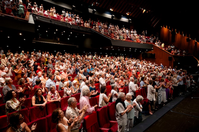 Standing ovation du public du Palais des Festivals pour les adieux de Benjamin Lévy, Orchestre national de Cannes