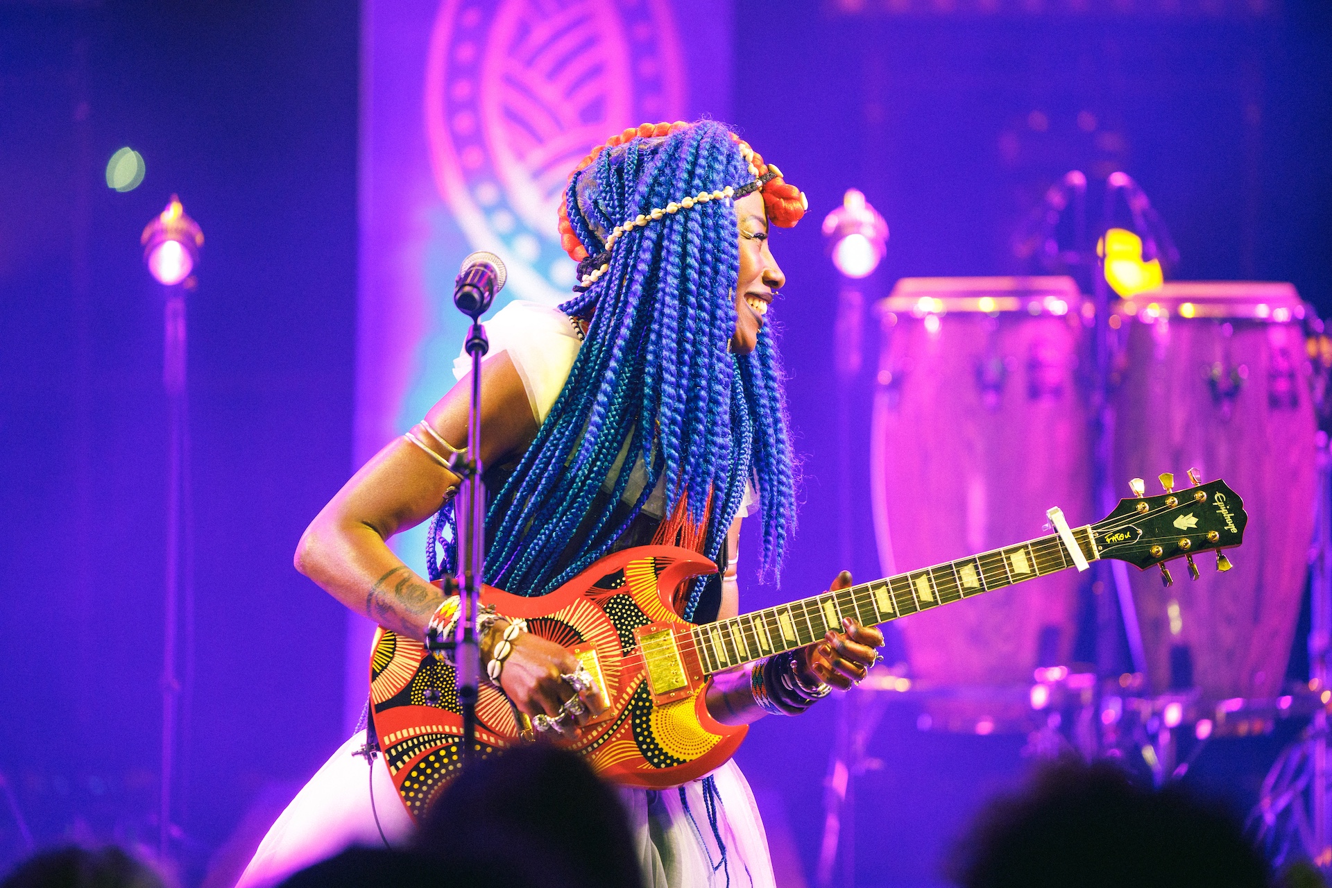 Fatoumata Diawara et sa guitare, symbole de liberté 2026.