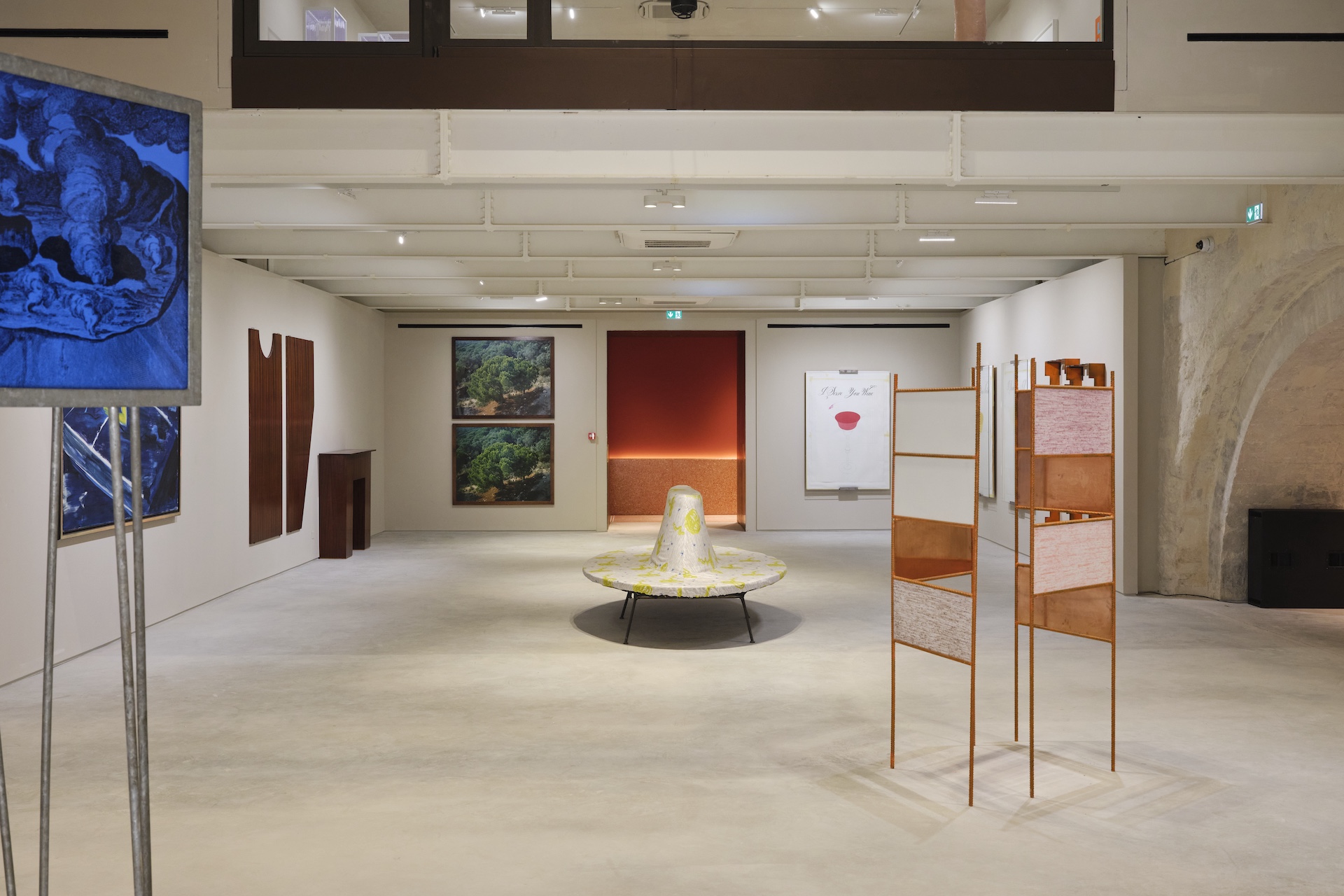 exposition En Miroirs au Fonds Bustamante, œuvres et sculptures textiles en salle, Arles, 2026