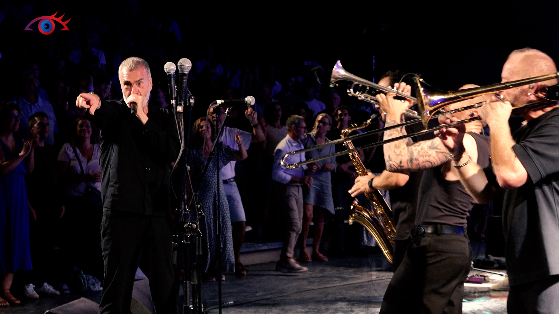 James Copley chante avec la section cuivres d'Electro Deluxe en concert à Gordes pour leur tournée 2026
