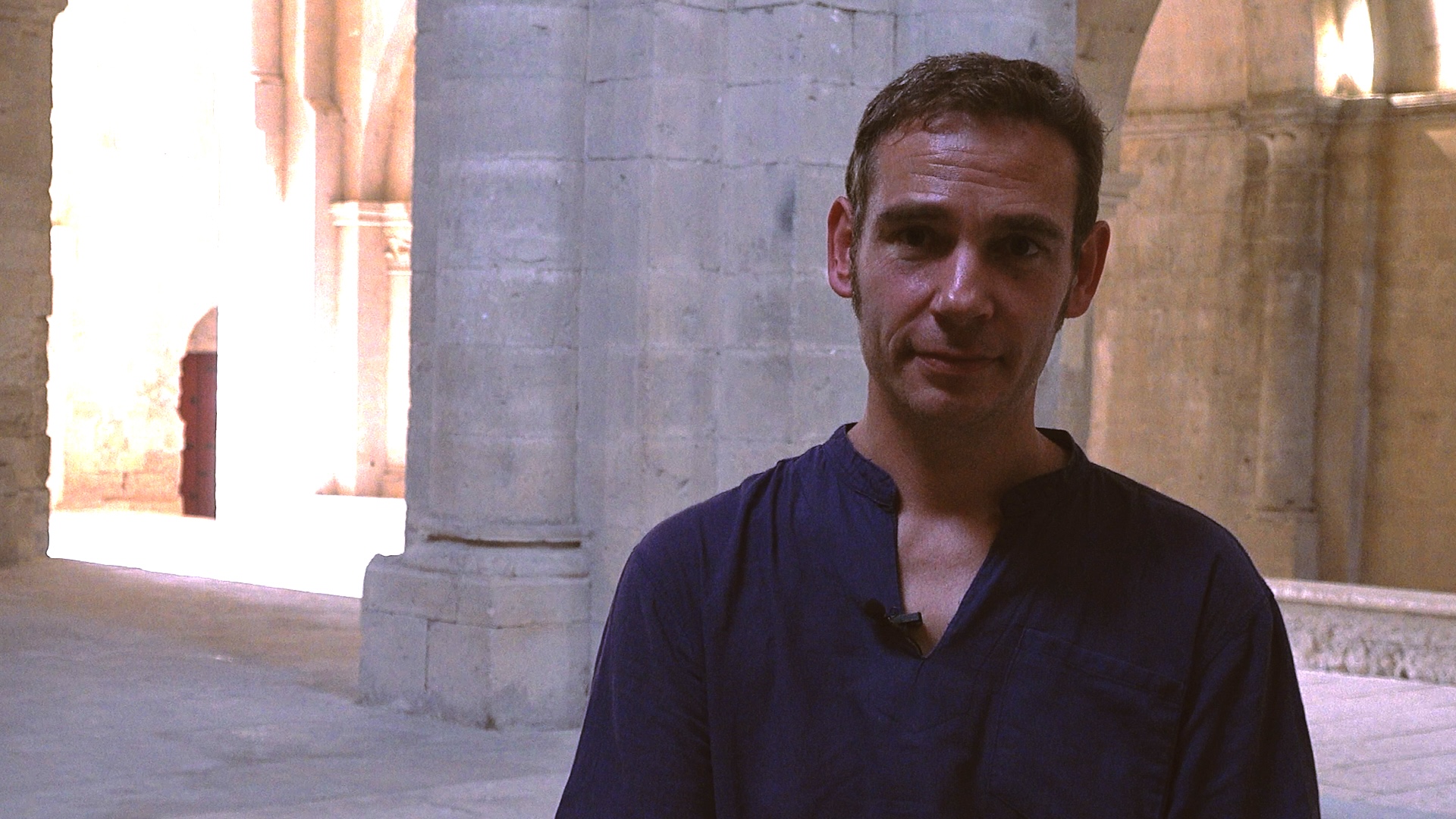 Geoffroy Couteau, président du Festival de Quatuors du Luberon, dans le cloître de l'abbaye de Silvacane, La Roque-d'Anthéron, 2026